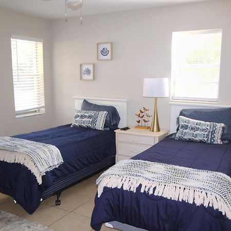 Naples Park Oasis - Cozy Two Bedroom Apartment 외부 사진