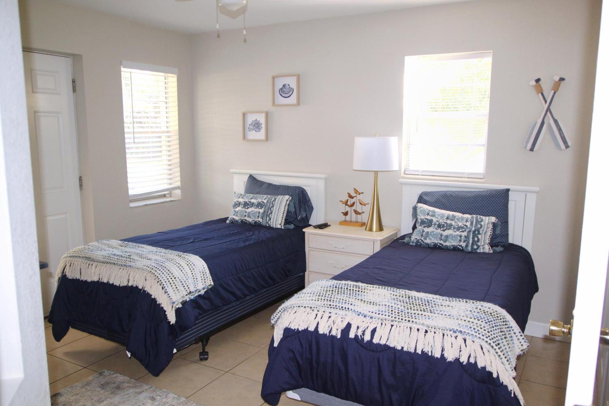Naples Park Oasis - Cozy Two Bedroom Apartment 외부 사진