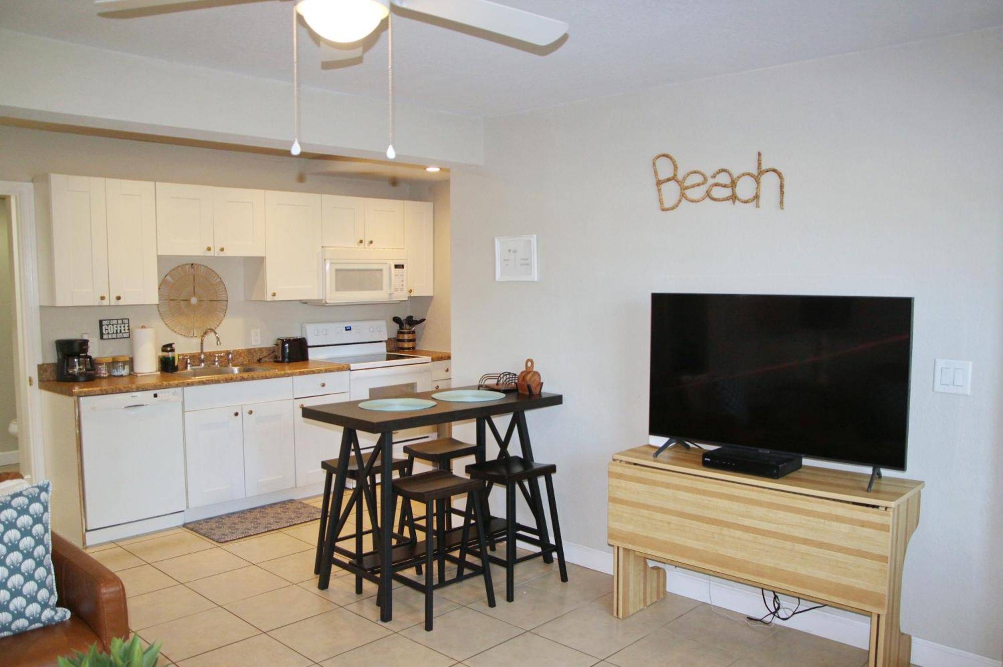 Naples Park Oasis - Cozy Two Bedroom Apartment 외부 사진