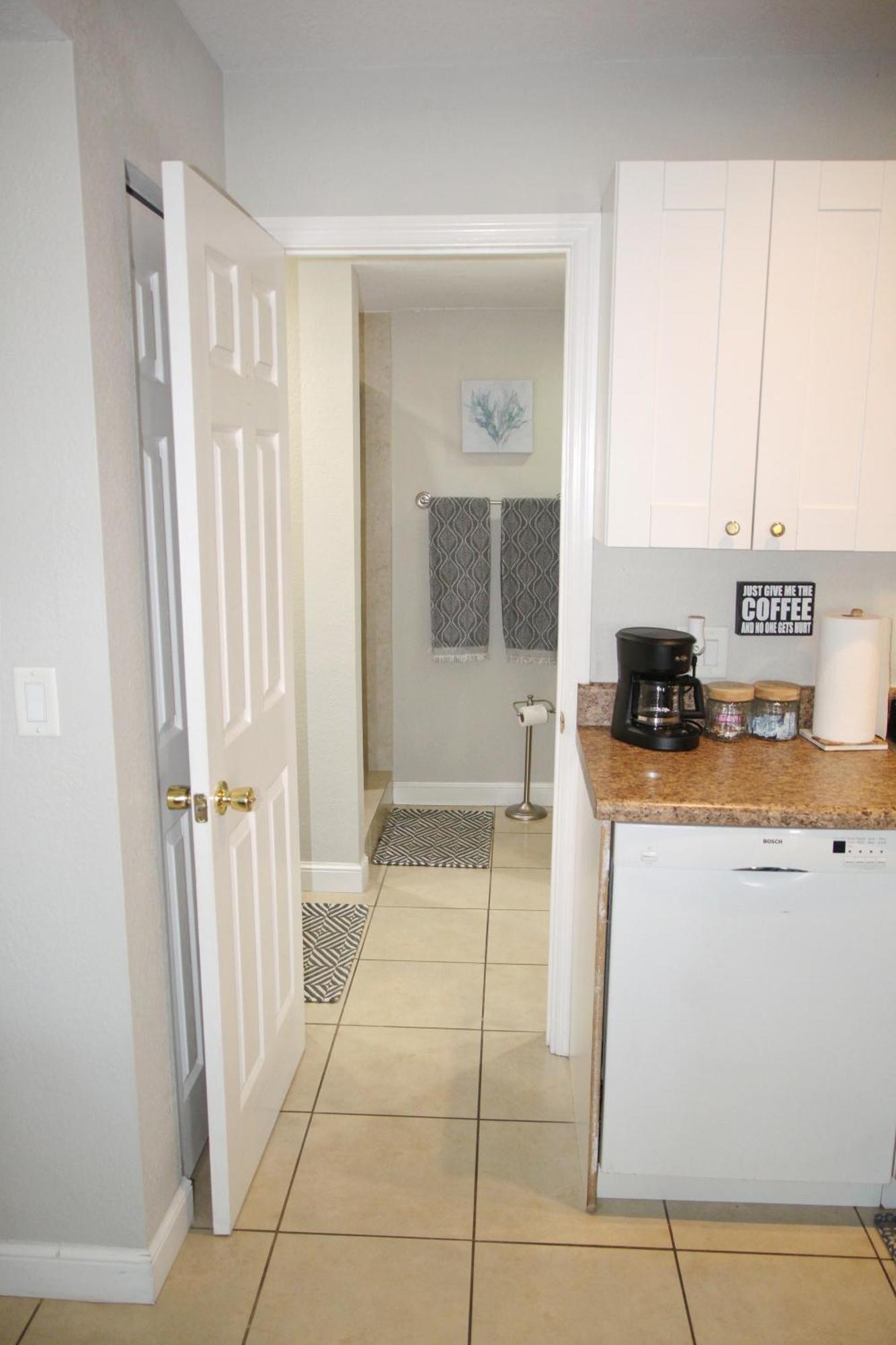Naples Park Oasis - Cozy Two Bedroom Apartment 외부 사진